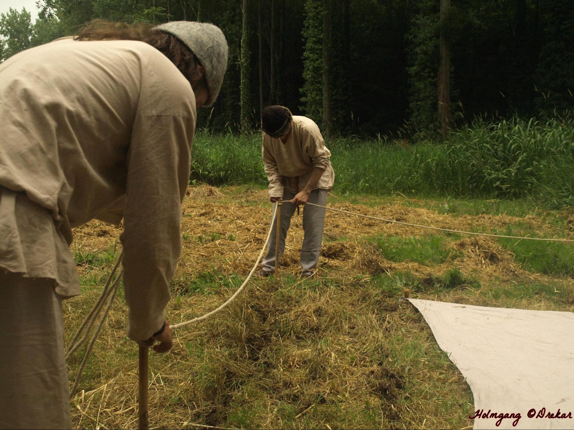 On plante les 4 courdriers qui tiennent le cordage, délimitant ainsi l’encoudré qui mesure au total un peu plus de 3 m de côté